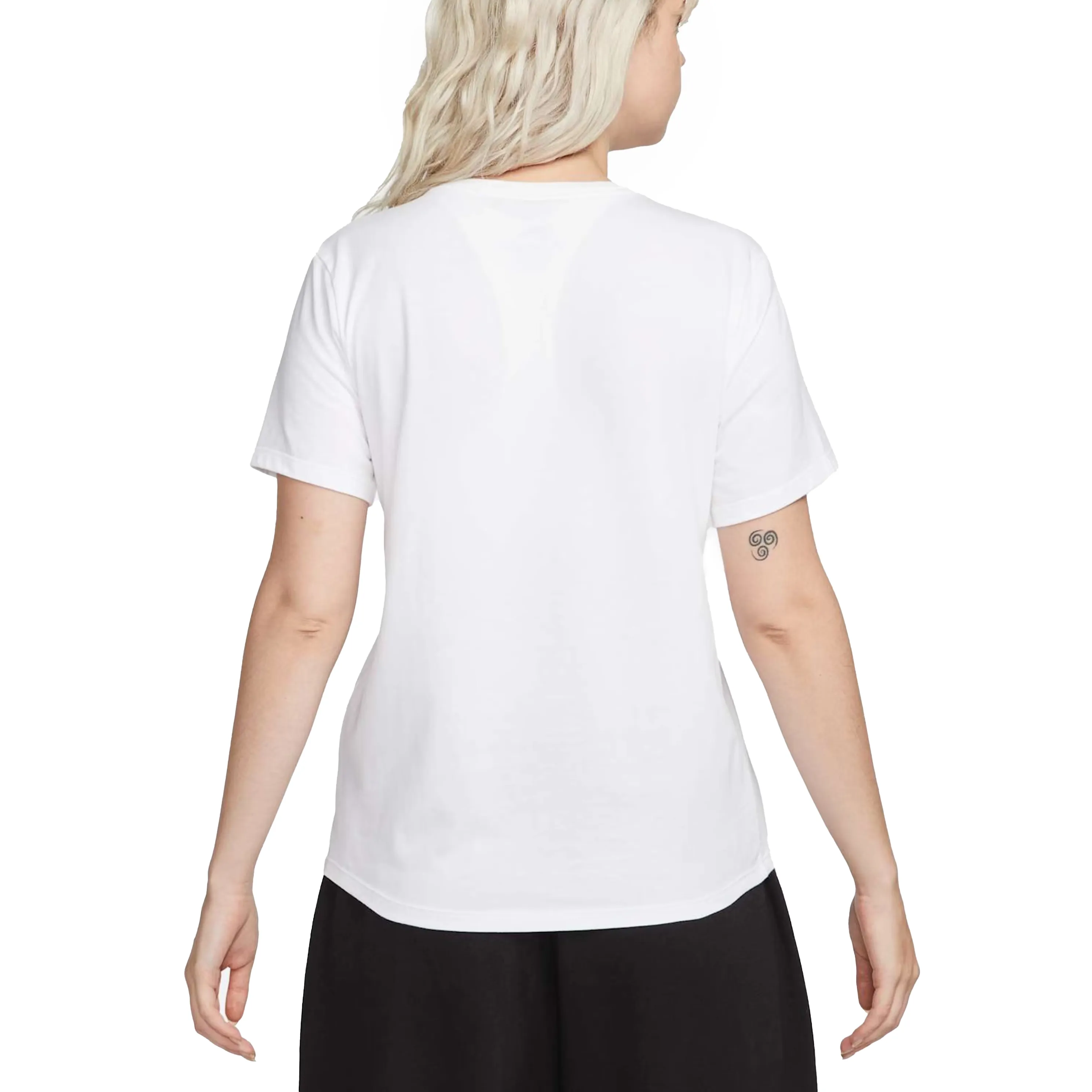 Vista traseira da blusa feminina branca Nike, modelo DX7902-100, com gola redonda e manga curta.